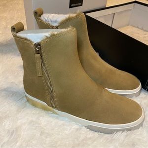 ⭐️NEW⭐️ Dolce Vita Zucca Faux Fur-Lined Suede Sneakers - Size 6.5